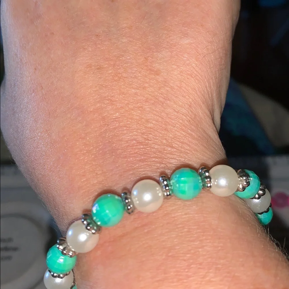 Iridescent teal, Pearl and Silver Beaded stretch Bracelet